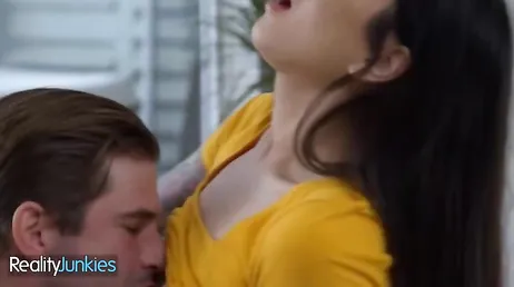 De petarda y tímida nada de nada, joder que culo tiene y que señoras tetas