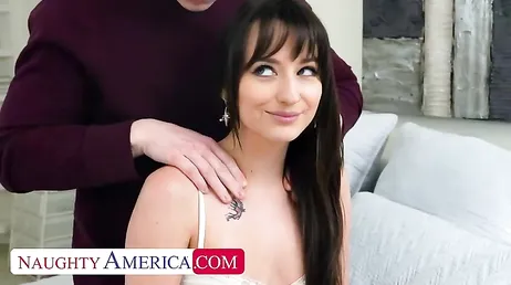 Mamá agarra la polla del jovencito y va a cabalgar sobre ella un buen rato