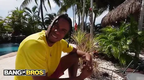 A la vecina se le sale un pecho del bikini, madre mía que dos tetazas tiene !!