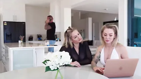 Las australianas no se cortan nada, mirar a esas dos tonteando con el joven