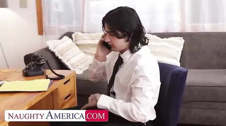 Es scheint, als ob die rothaarige Schulleiterin beabsichtigt, dass der Schüler ihre Muschi fickt.