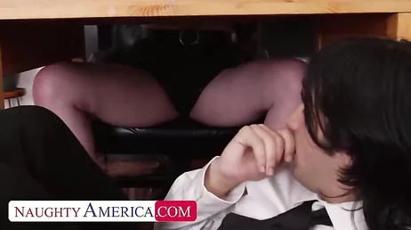 Es scheint, als ob die rothaarige Schulleiterin beabsichtigt, dass der Schüler ihre Muschi fickt.