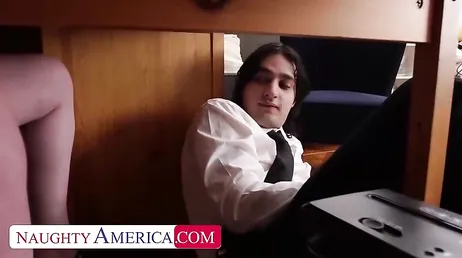 Es scheint, als ob die rothaarige Schulleiterin beabsichtigt, dass der Schüler ihre Muschi fickt.