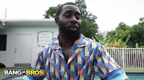 Puto negro joder, que manos más largas tiene, parece un jodido pulpo !!