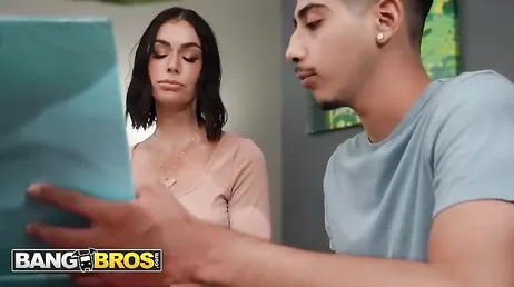 Sieh zu, wie sie den Schwanz des Jungen packt und ihn einführt, um ihn zu reiten.