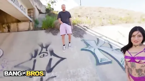 Mirar con quien nos hemos encontrado, va en lencería y buscando polla .. !!