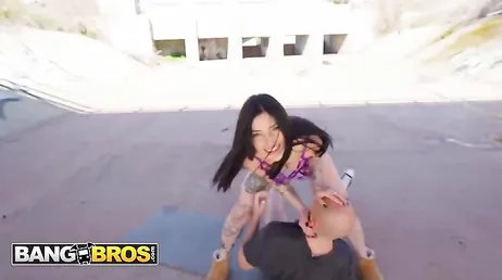 Mirar con quien nos hemos encontrado, va en lencería y buscando polla .. !!