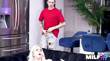 Su madrastra está todo el dia caliente e incluso la ha pillado tocándose