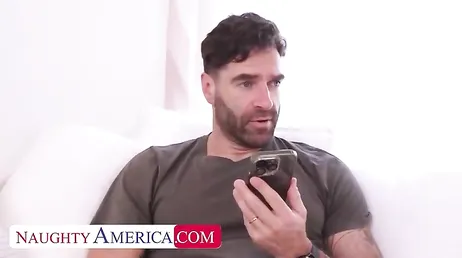 Antes de hacer los deberes la colegiala quiere que la follen bien el coño