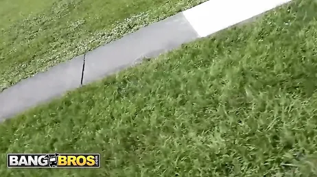 Un negro me ofrece dinero por subir a su furgonete y tener sexo con él