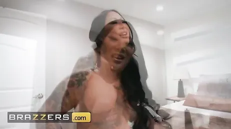 Manuel Ferrara se lo come a la gorda viciosa tatuada Connie Perignon