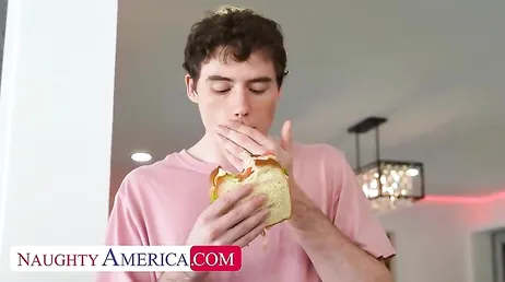 Cuando cocina mamá el postre además suele ser su rico y maduro coño