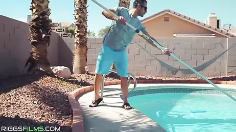 Ya se le está poniendo duro, normal, con esas dos pedazo de zorras ...