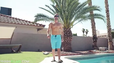 Ya se le está poniendo duro, normal, con esas dos pedazo de zorras ...