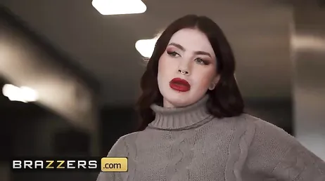 La mujer acaba de llegar a casa y él le está comiendo el culo a la hijastra