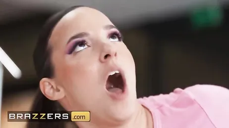 La mujer acaba de llegar a casa y él le está comiendo el culo a la hijastra