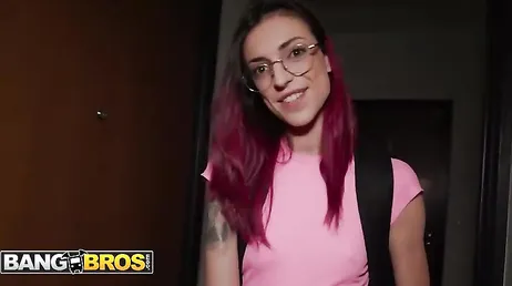 XXX Dreifach-Penetrations-Pornovideo mit der jungen Französin Leila Botwin