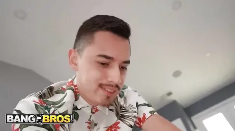 Mamá quiere adelgazar, ha empezado a entrenar y .., mirar que culo gordo tiene !!