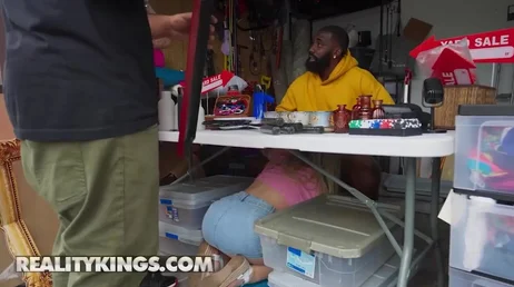 Die Blondine kriecht unter den Tisch und lutscht weiter an einem riesigen schwarzen Schwanz.