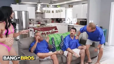 Mi hija se la chupa a mis amigos mientras los tres vemos el partido