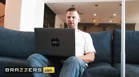 Me has estado espiando mientras me duchaba .., pues ahora fóllame hijo !!