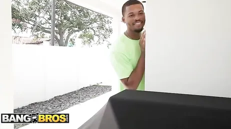 Prendono il sole in topless anche se i vicini li guardano.