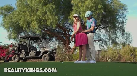 Il professore finisce per mangiare la fica di mia moglie sul campo da golf