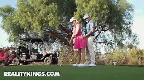 Il professore finisce per mangiare la fica di mia moglie sul campo da golf