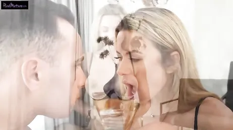 Mamá casi me saca un ojo con los pezones tan duros y tan grandes que tiene