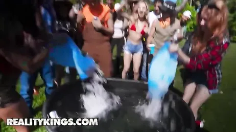 Por qué es estas fiestas entre amigos siempre hay algunas que acaban folladas?