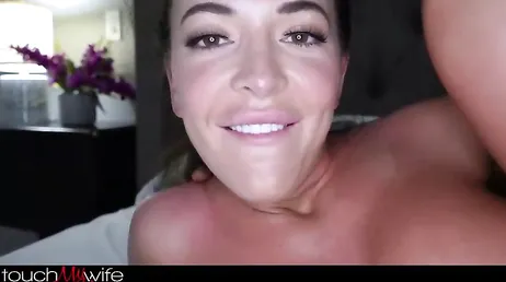 Acercate moreno, esta madura blanca va a hacer de ti un hombre de verdad