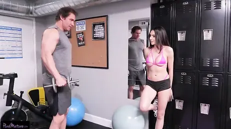 El entrenador no aguanta más, le acaba tocando el culo a mamá .. !!