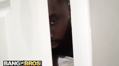 Por más que le enseño las tetas no parece que le gustan .., será gay?