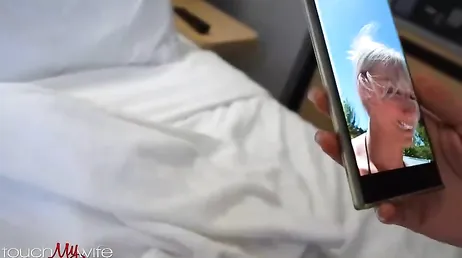 El negro agarra bien su pene y se la mete a mi hermana hasta el fondo