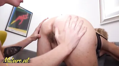 Tres abuelas de la residencia entregan sus culos a ese joven enfermero