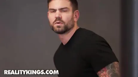 Appena quel cretino smette di fissarci, mi succhierai il cazzo, capito?