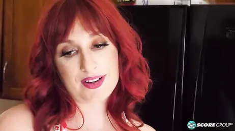 Ama de casa amateur se empeña en enseñarnos ese tatuaje de la espalda ...