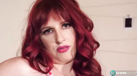 Ama de casa amateur se empeña en enseñarnos ese tatuaje de la espalda ...