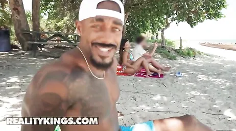 Un chico se la mena en la playa delante de mi .., pues me ha puesto cachonda