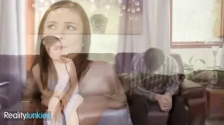 Mon beau-frère me baise tellement bien, putain, je vais le baiser encore une fois.