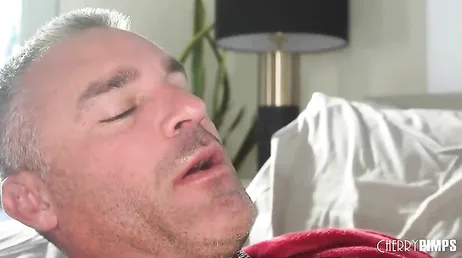 No deberia de tener sexo con mi padrastro pero es que me humedece el coño