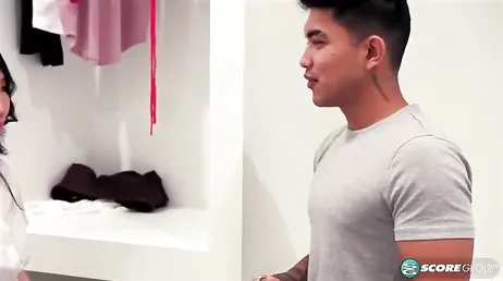 Veo a la madre de mi novia cambiarse de ropa .., joder como está la china !!