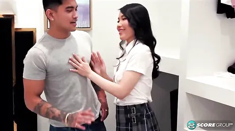 Veo a la madre de mi novia cambiarse de ropa .., joder como está la china !!