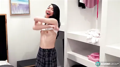 Veo a la madre de mi novia cambiarse de ropa .., joder como está la china !!