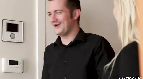 Por qué me pone cachonda ver a mi hijastra grabar videos porno gratis?