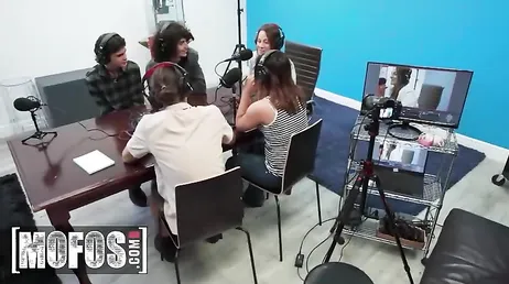 Durante la grabación de un programa de radio Bree Brooks acaba follada