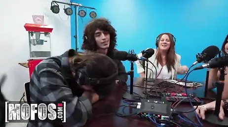 Durante la grabación de un programa de radio Bree Brooks acaba follada