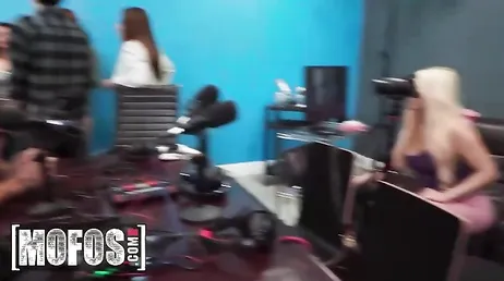 Durante la grabación de un programa de radio Bree Brooks acaba follada