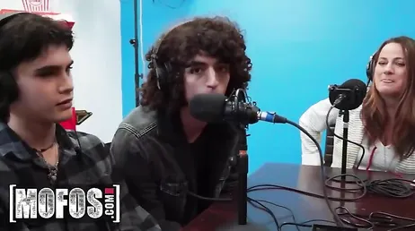 Durante la grabación de un programa de radio Bree Brooks acaba follada