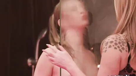 A estas amigas lesbianas les gusta grabarse para ver después sus folladas XXX